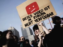 Save your Internet DEU Deutschland Germany Berlin 23 03 2019 Demonstranten mit Plakat Nicht Verf