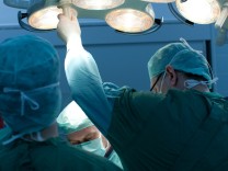 In Europa sterben mehr Menschen in Folge einer Operation als Ärzte bisher dachten.