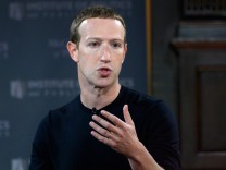 Mark Zuckerberg gives conference live on Facebook