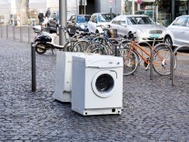 alte Waschmaschinen stehen auf einem Platz in Köln aufgenommen am 20 11 2016 in Köln
